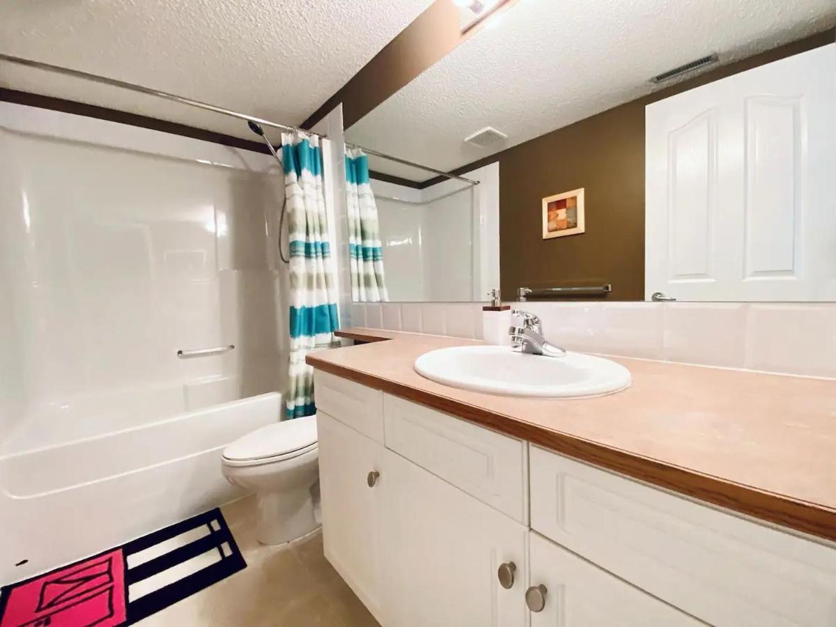 Private, Spacious, & Bright Home YYC Exterior foto