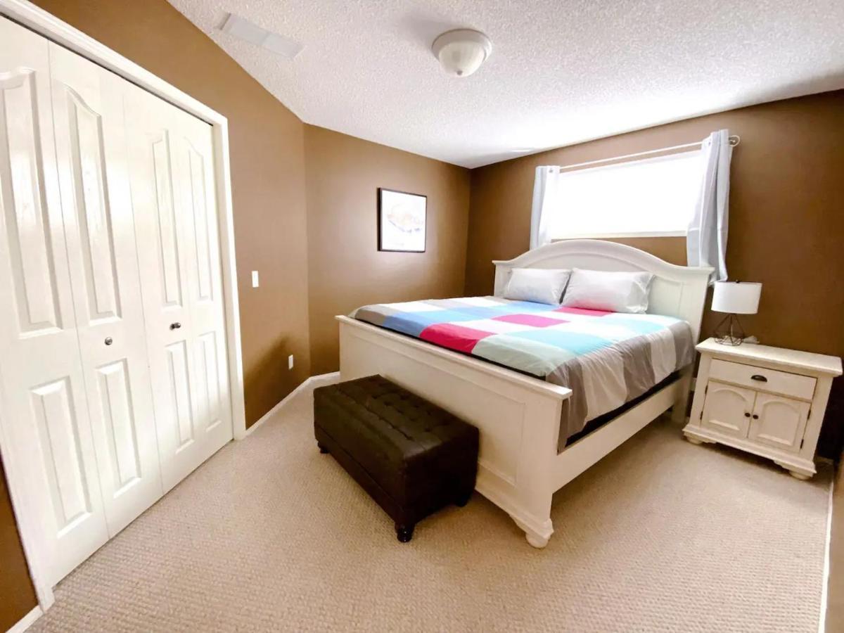 Private, Spacious, & Bright Home YYC Exterior foto