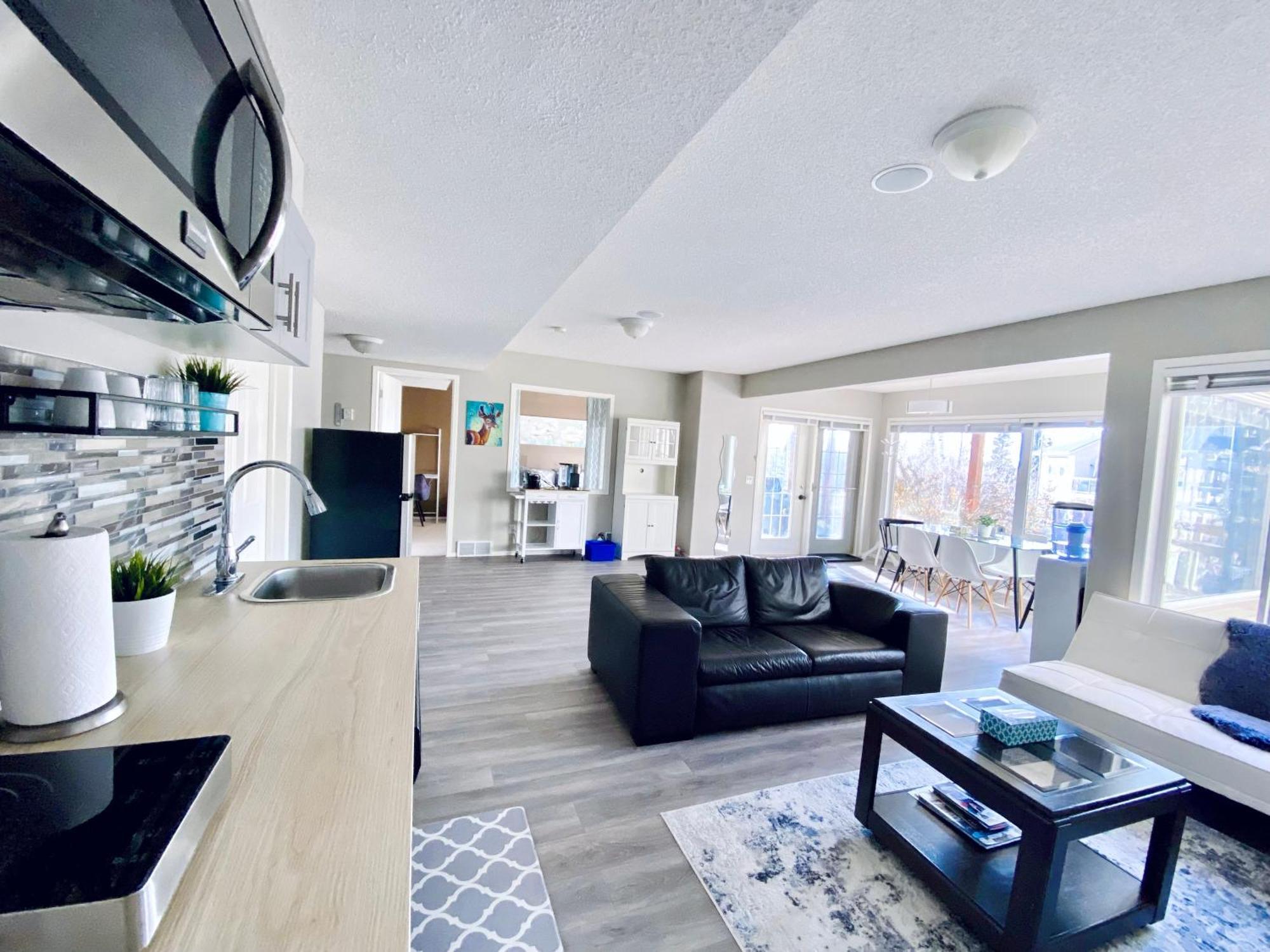 Private, Spacious, & Bright Home YYC Exterior foto